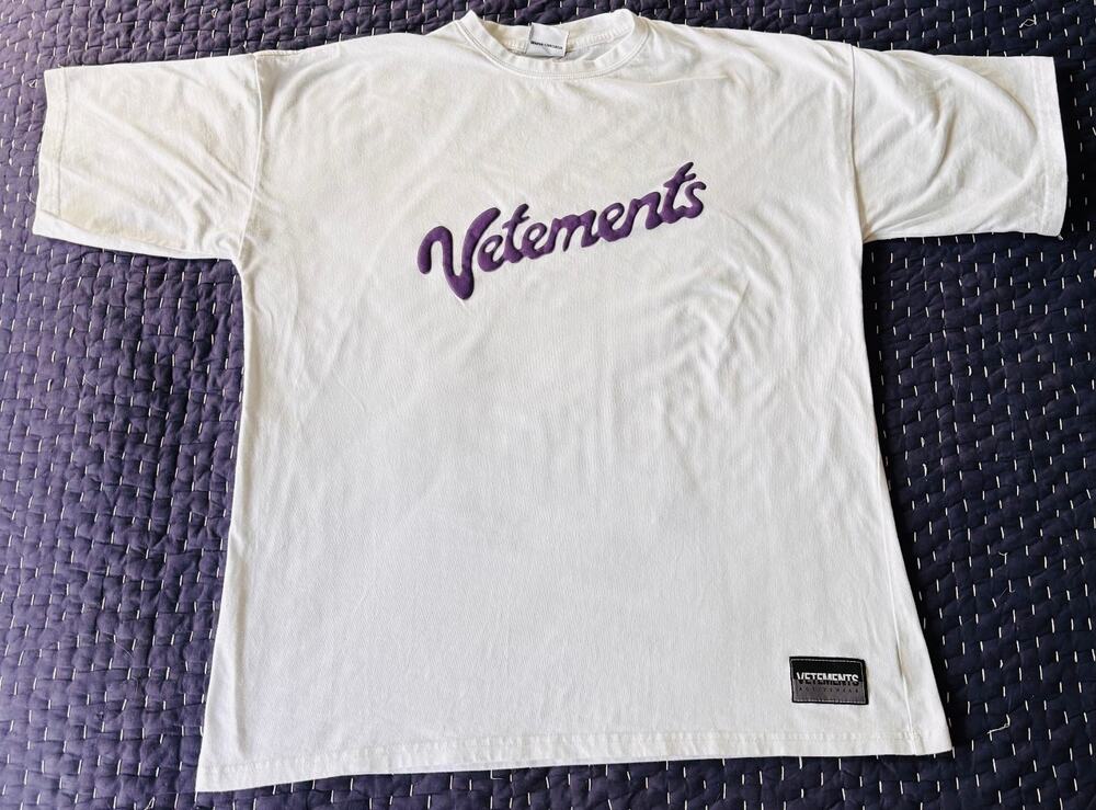 Vetements Logo T-Shirt Medium Fits Large Demna Gvasalia White Purple Hiver 2021